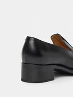 PEDESTRIAN Loafer. Black. Women